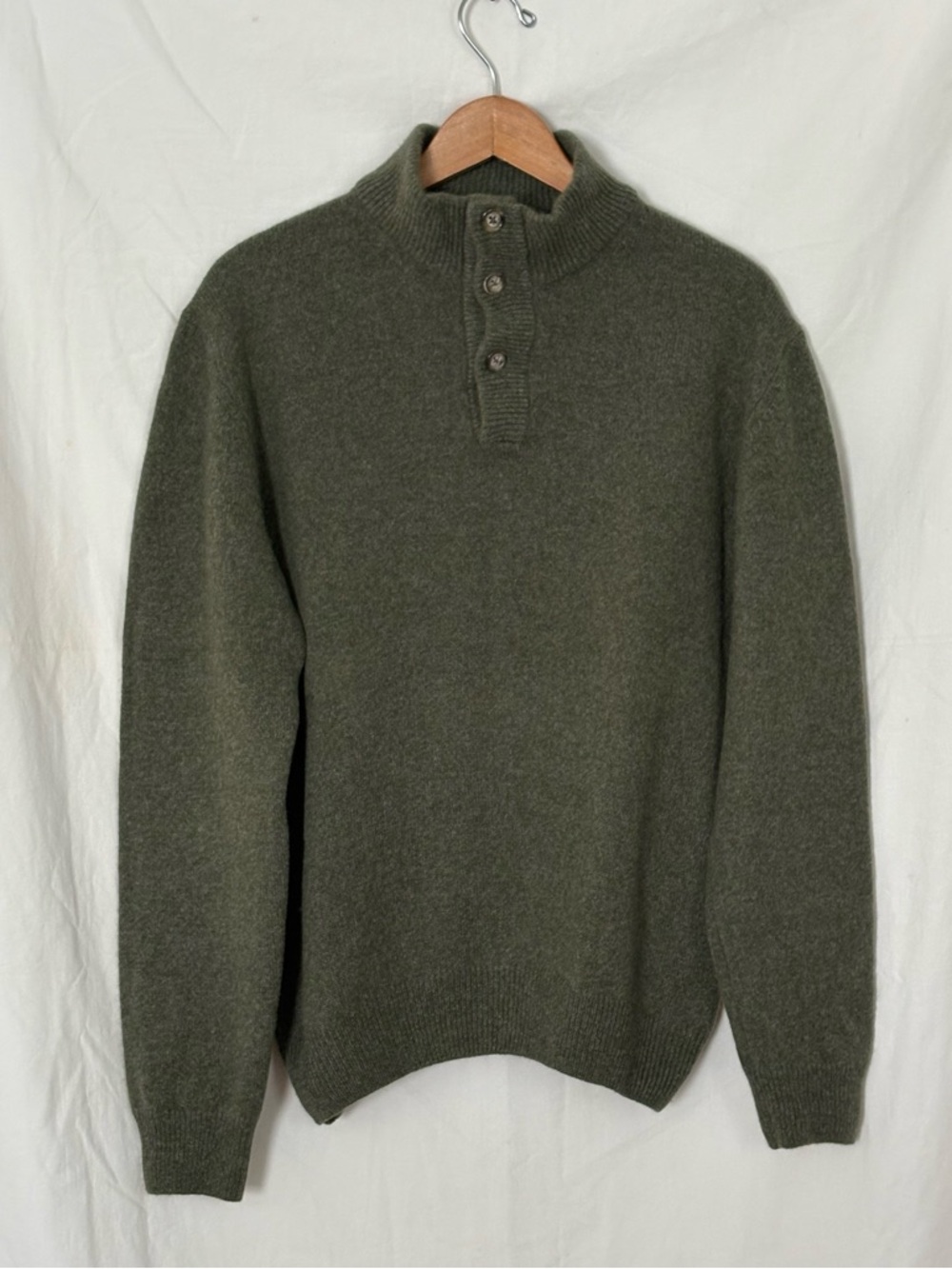 Ledbury 100 % superfine wool olive green sweater Sz L